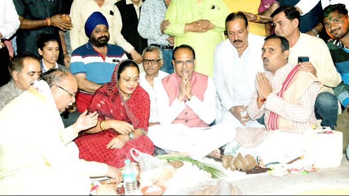 मुख्यमंत्री श्री चौहान ने रोशनपुरा चौराहे पर किया होलिका दहन